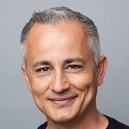 阿里·艾夫夏 飾演 Leo