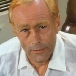 Mike Monty 飾演 George