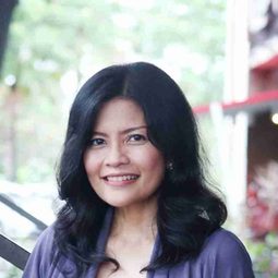 方妮安格雷尼 - 無邊之霧演員 飾演Esther