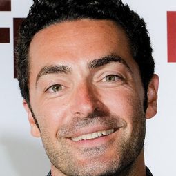 Julien Maury 飾演 Self