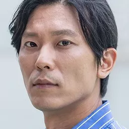 白承益 飾演 Glasses