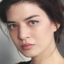 Mia Foo - 紐約波斯女郎演員 飾演Elena