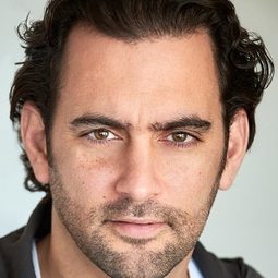 Alfredo de Quesada 飾演 Israel Pardo