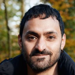 Alireza Bayram 飾演 Jan Sharif