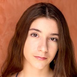 Iara Nemirovsky - 天兵阿榮演員 飾演Ellie (voice)