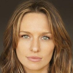 米凱拉·麥克馬努斯 - 咖啡演員 飾演Movie Woman