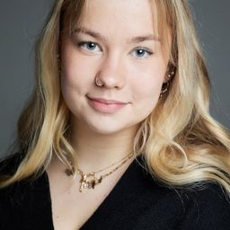 Eedit Patrakka 飾演 Mary (age 8)