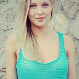 Sabina Skalická 飾演 Aneta, hotel receptionist