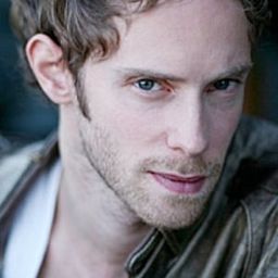 Raphaël Dufour 飾演 Convive du dîner au château