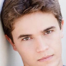 Nic Westaway 飾演 Xavier