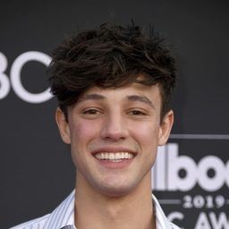 Cameron Dallas 飾演 Freddie (voice)