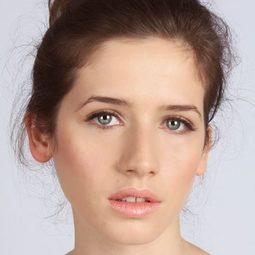 Paula Muñoz - 吻到未來演員 飾演Berta