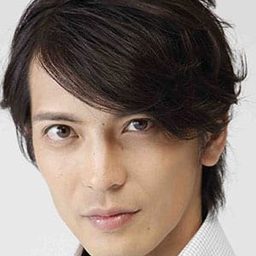 Akira Kubodera 飾演 