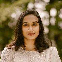 Nileen Sandra 飾演 Tina