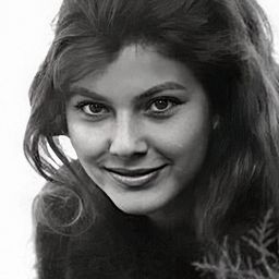 Claudia Mori 飾演 Laundry Worker