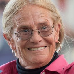 蘇珊·巴克琳尼 飾演 Chrissie