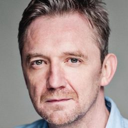 Colin Tierney 飾演 Narrator