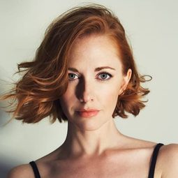 Tara Yelland 飾演 Leanne Morrison