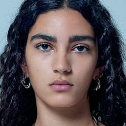 妮娜澤姆 飾演 Estelle