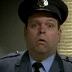 Paul A. MacFarlane 飾演 Bus Driver (as Paul MacFarlane)