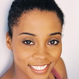 Linara Washington 飾演 Lucy Waters