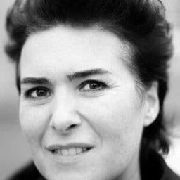 Alice Reys 飾演 Lizzy