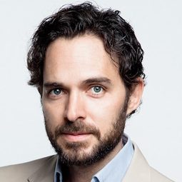 馬諾洛·卡多納 - 比佛利拜金狗演員 飾演Sam Cortez