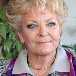 Mabel Escaño 飾演 Esposa Comandante