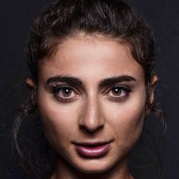 Alexi Pappas 飾演 Penelope