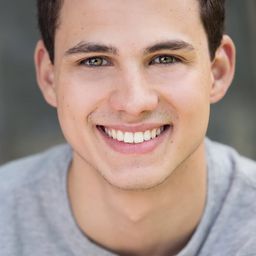 Andrew Brodeur 飾演 Avery Jacobson