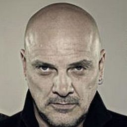 Baz Warne 飾演 Coburn