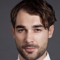 Adam Vacula - 俠盜聯盟演員 飾演Grand Hotel Cannes Security Guard