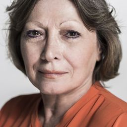 Erika Bodnár 飾演 Neighbour