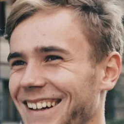 塔利亞·桑德維克·莫爾 飾演 TÖS