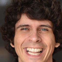 Andy Day 飾演 The Giant