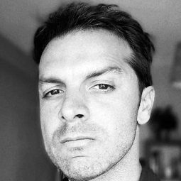Gerardo Maleh 飾演 Oficial Registro Pensión