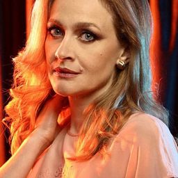 Eleni Roussinou 飾演 Yelena