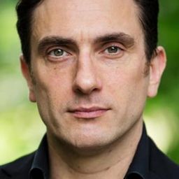 勞倫斯·斯塔賓斯 - 命懸獨立日演員 飾演Tomkins