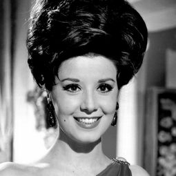 Concha Velasco - 凶屋32演員 飾演Maruja