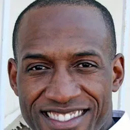 肯·貝佛 飾演 James