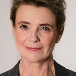 史蒂娜·艾克布拉德 飾演 Wanja