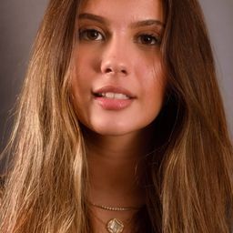 Mariana Lewis 飾演 Roberta