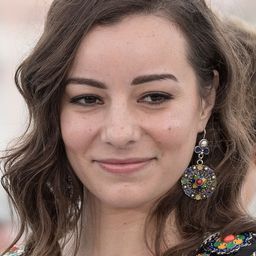 Amira Hilda Douaouda 飾演 