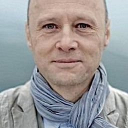 克查斯茲托夫·皮克查因斯基 飾演 Julian Przyboś