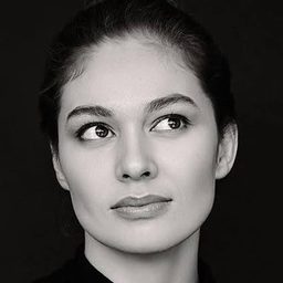 Almira Tursyn 飾演 Arzu's wife