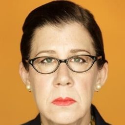 Maggie Carney 飾演 Miss. Iris Crum