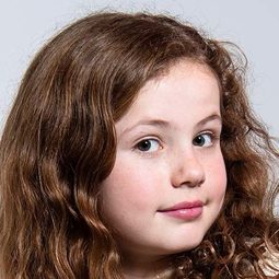 戴比金普 飾演 Emily Elizabeth