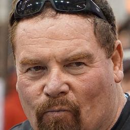 James Henry Neidhart 飾演 Jim "The Anvil" Neidhart