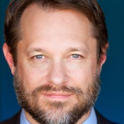 Michael Matthys 飾演 Guy in Pub