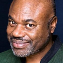 Denis Mpunga 飾演 Vladimir